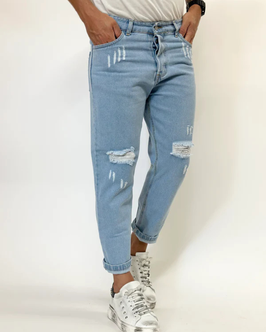 Pantaloni Blugi cu o Ușoară Ruptură la Genunchi