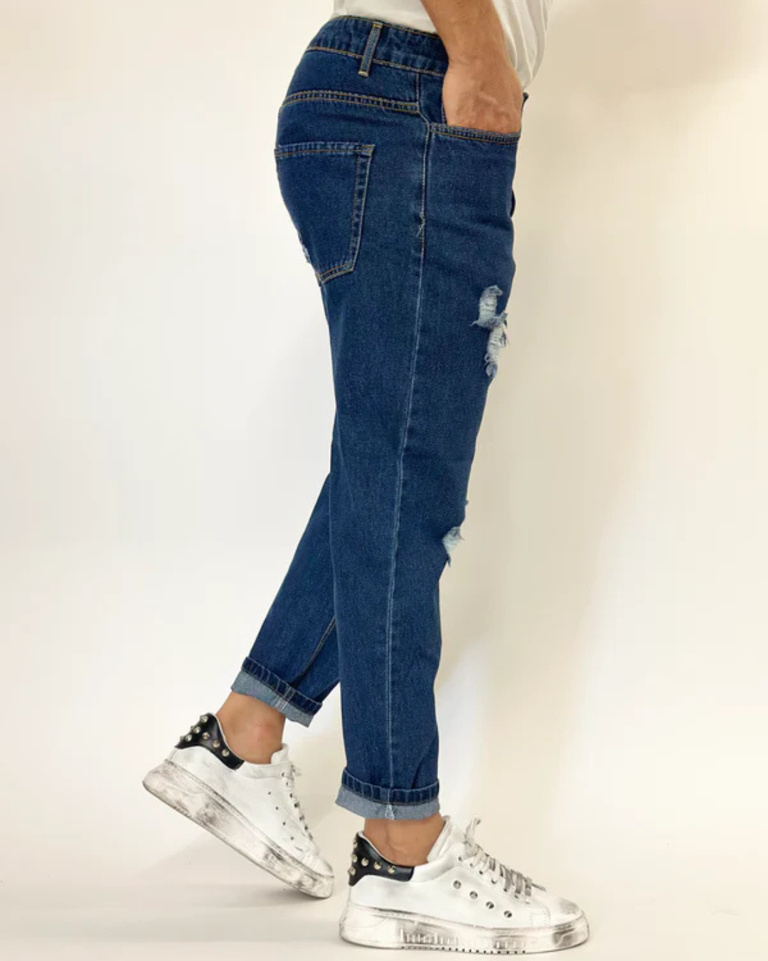 Pantaloni Blugi cu o Ușoară Ruptură la Genunchi