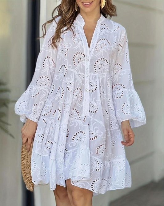 Rochie scurtă brodată cu mânecă bufantă și design decupat pentru un aspect ușor și fermecător