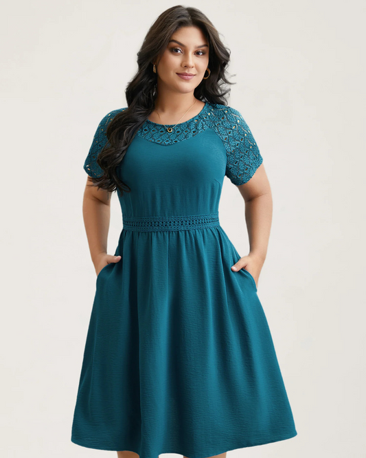 Rochie midi cu buzunare și mâneci scurte cu decupaje din dantelă
