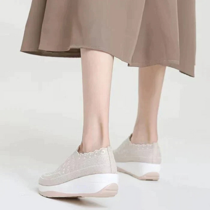 Adidași eleganți brodați, cu talpă elastică
